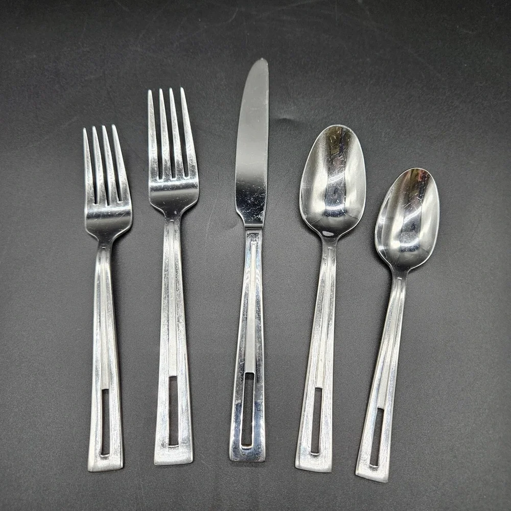 Oneida CIRCUIT 5pc Place Setting Stainless Flatware Pierced Glossy Satin Vietnam